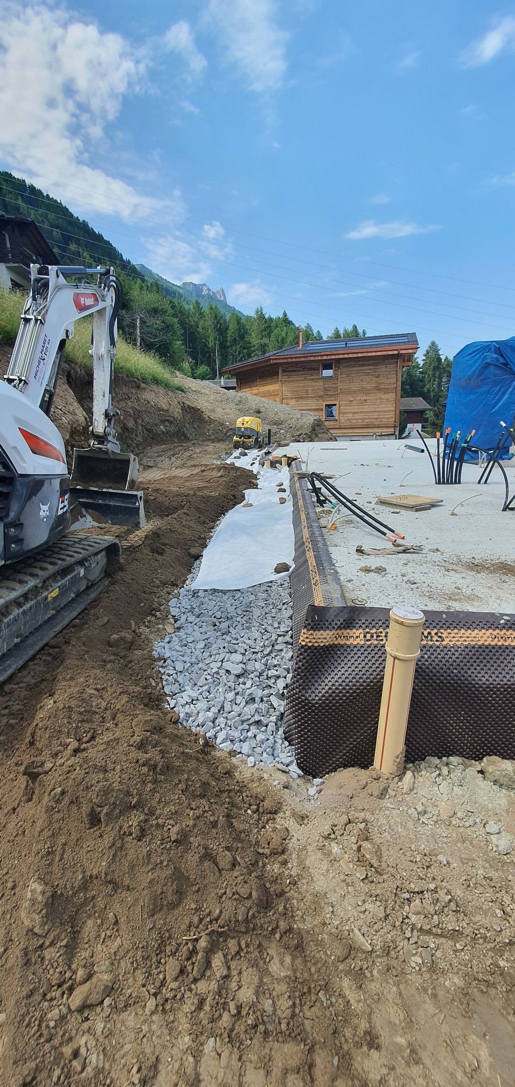 Chantier de construction, dalles de béton, une pelleteuse stationnée