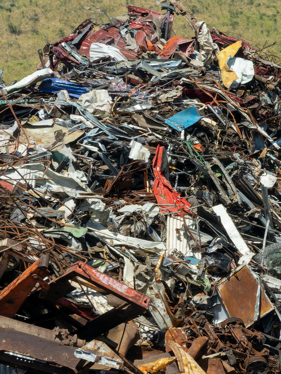 Tas de ferraille, avec des fragments rouillés et colorés.