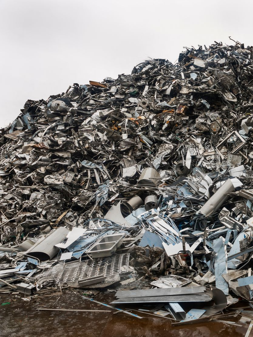 Tas de ferraille dont des pièces automobiles.