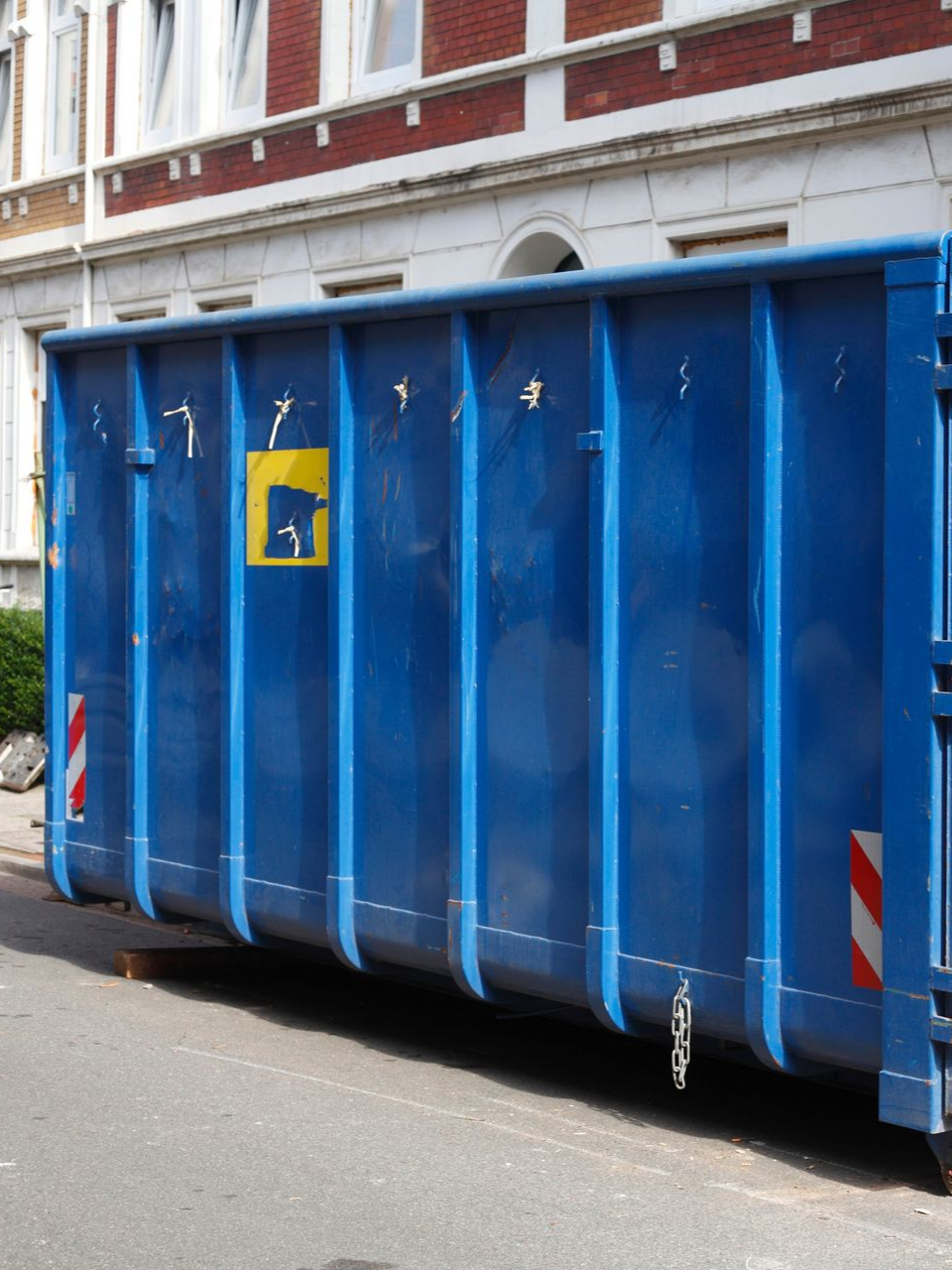 Une benne à ordures dans une rue.