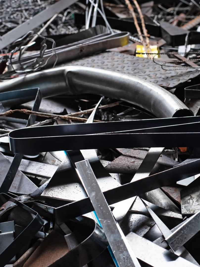 Tas de ferraille avec des tubes courbés.