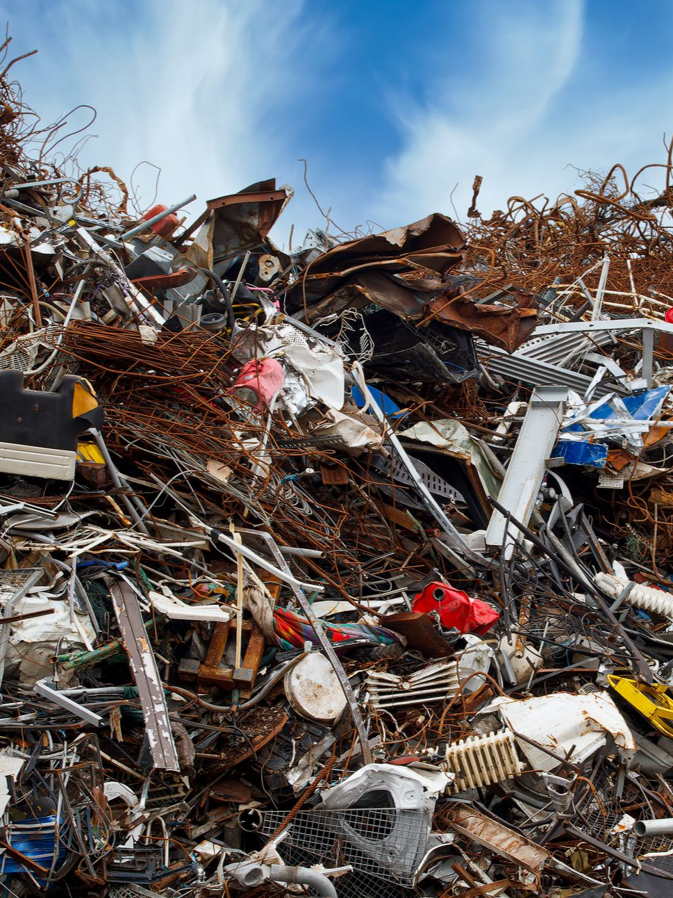 Un tas de ferraille rouillée comprenant des fils électriques.