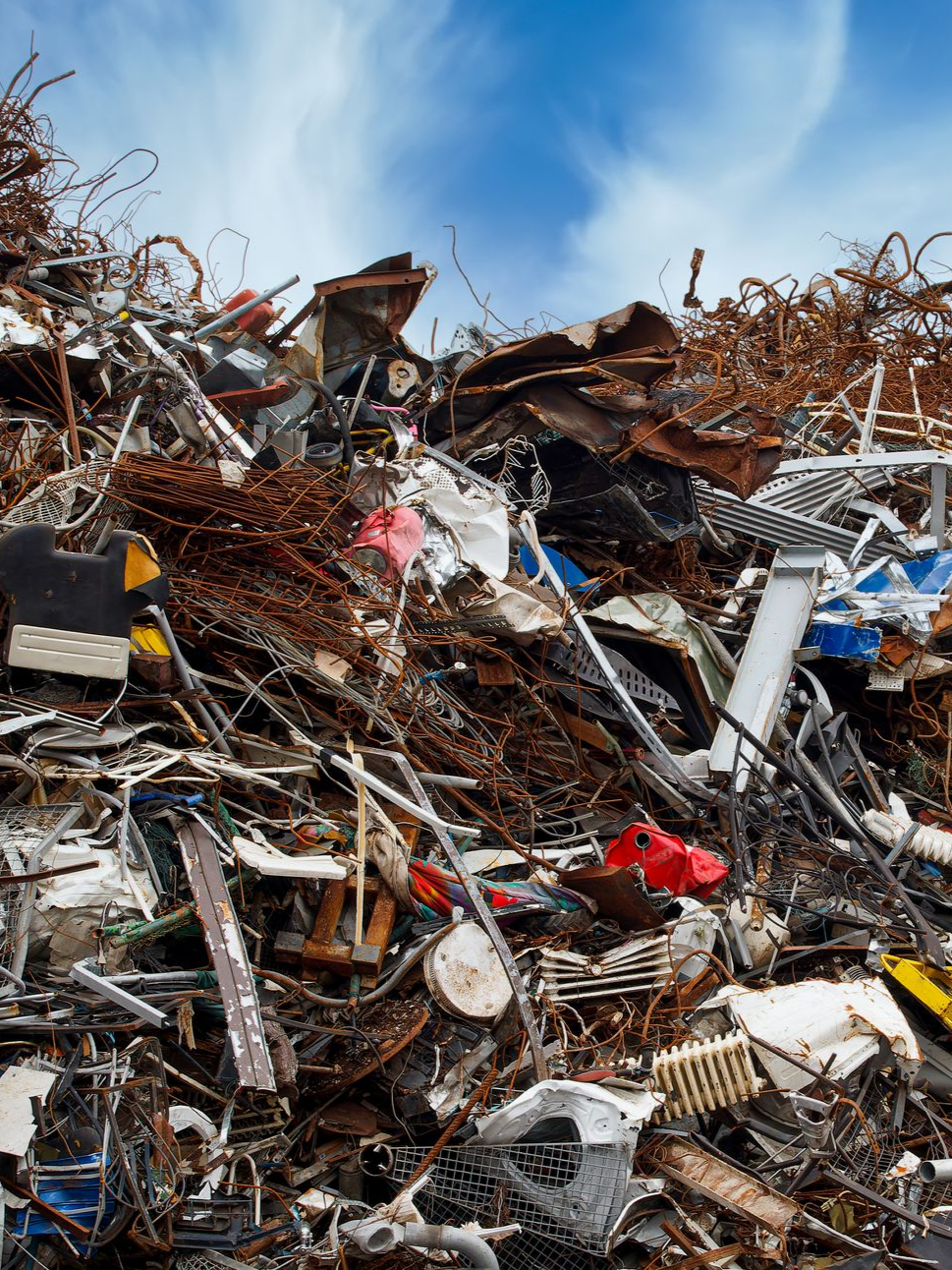 Tas de ferraille comprenant des fils électriques, des tôles et autres déchets.