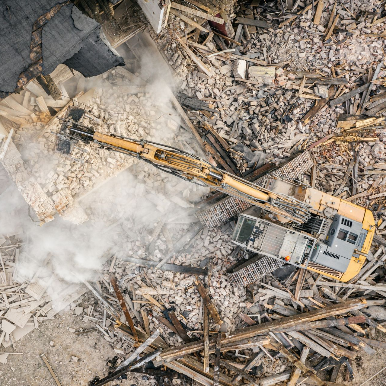 Une pelleteuse de démolition en train de démolir un bâtiment.