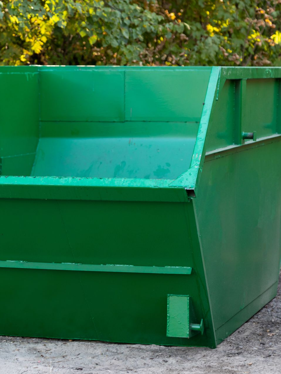 Conteneur à déchets en métal.