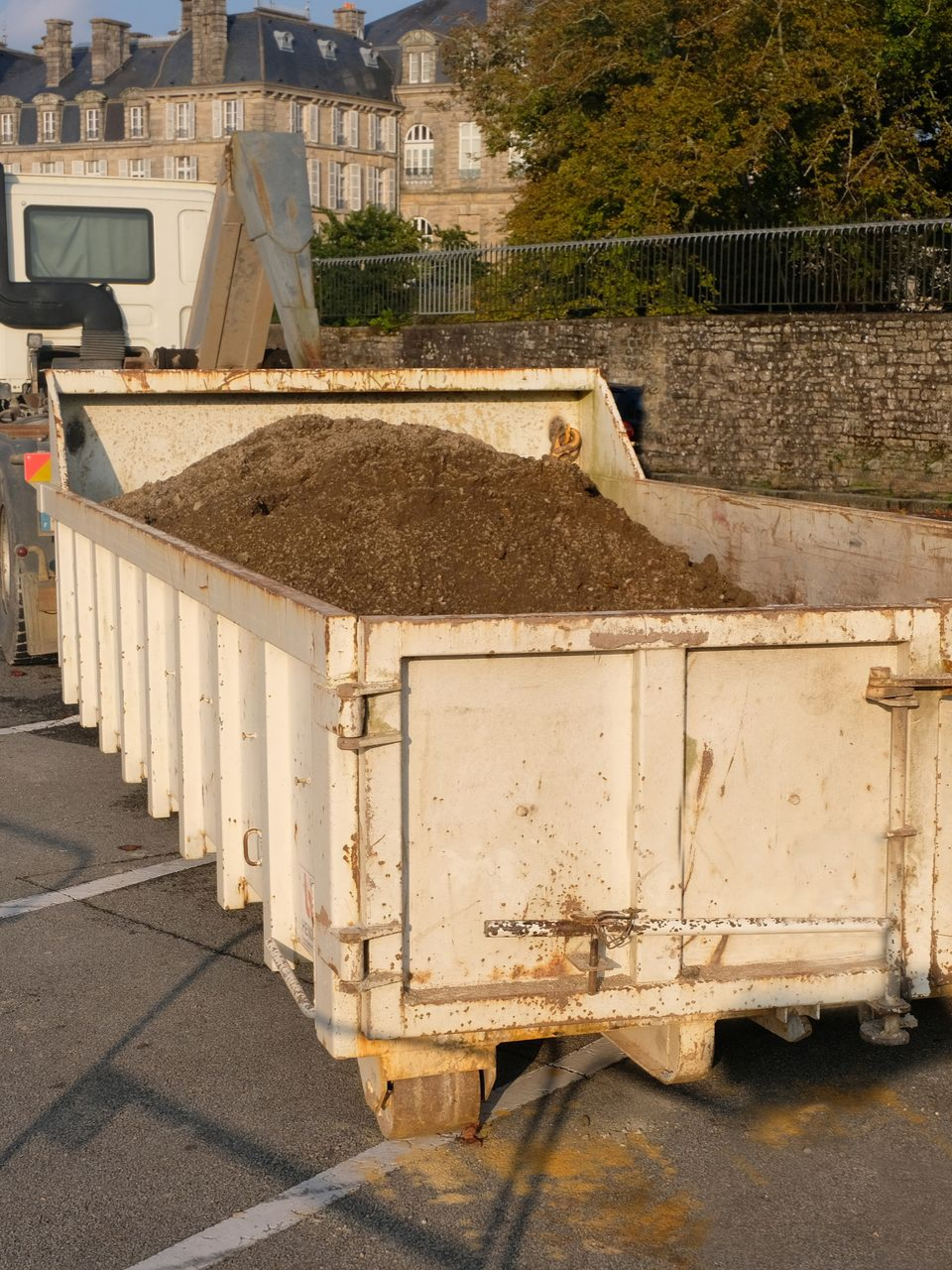 Une benne à ordures remplie de terre.
