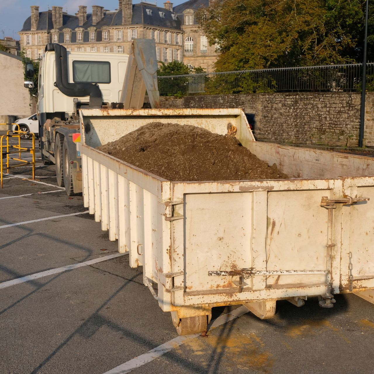 Benne d'un camion pleine de terre.