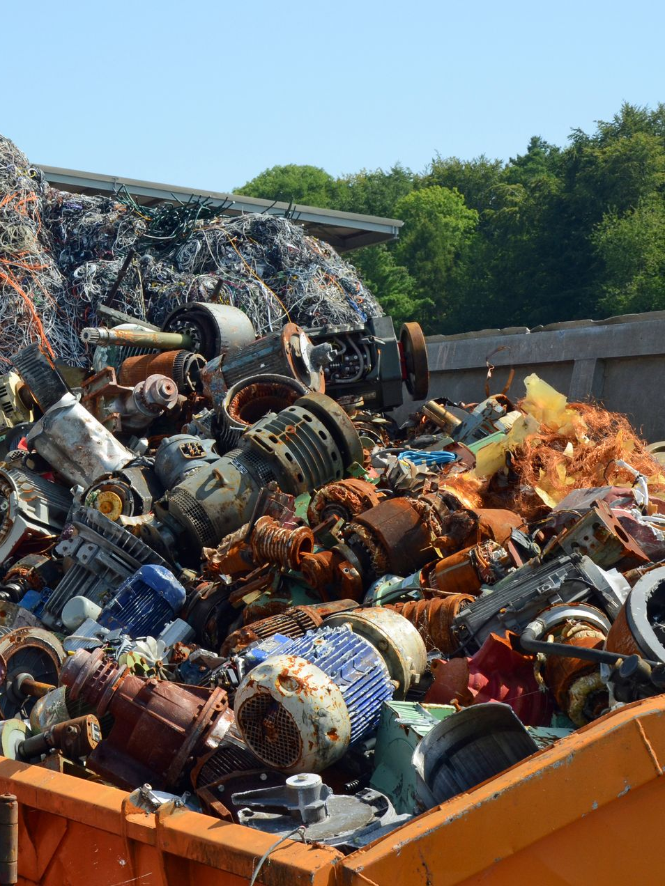 Un tas de ferraille rouillée dans un conteneur.