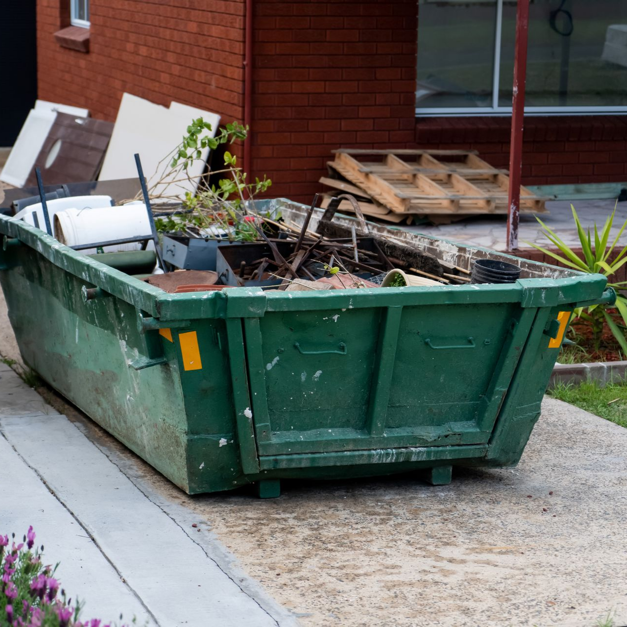 Un conteneur à déchets rempli de débris.