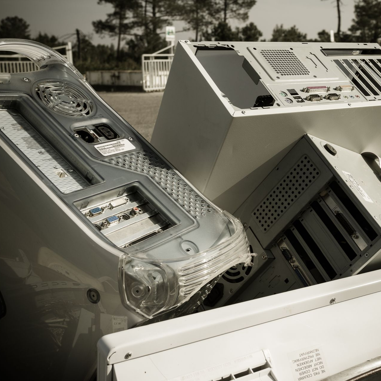 De vieilles tours d'ordinateur empilées les unes sur les autres.