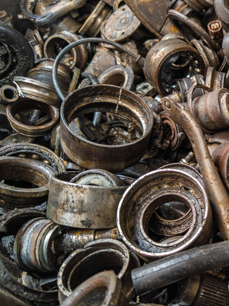 Un tas de vieilles pièces de machine en métal graisseux.