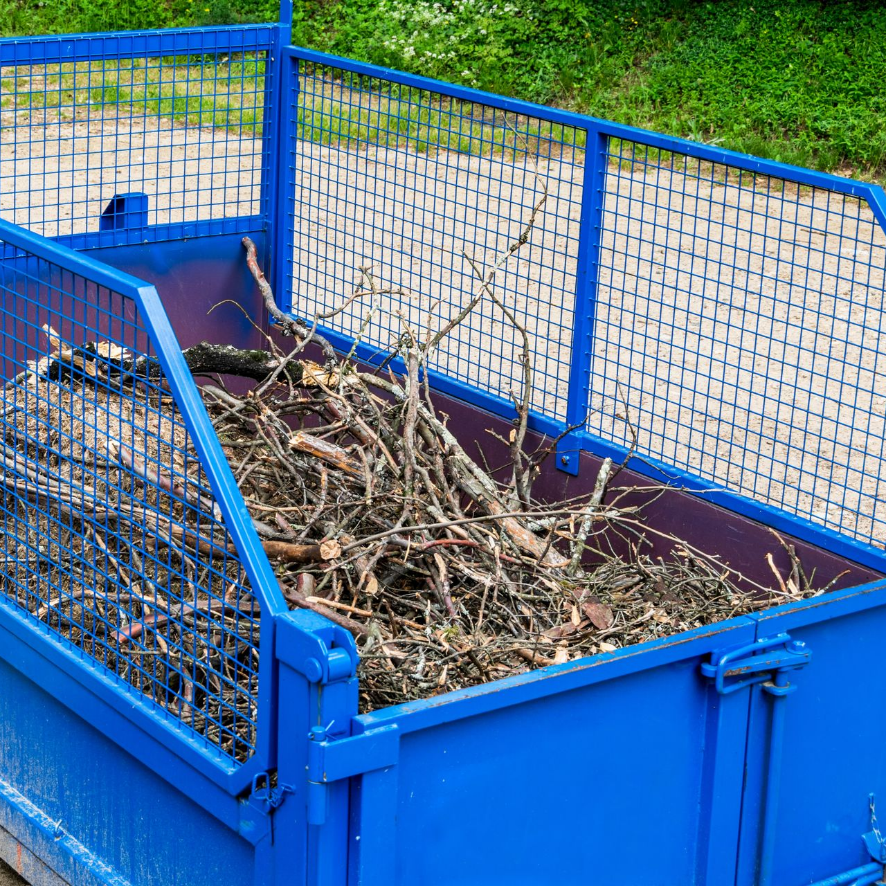 Bac métallique partiellement rempli.