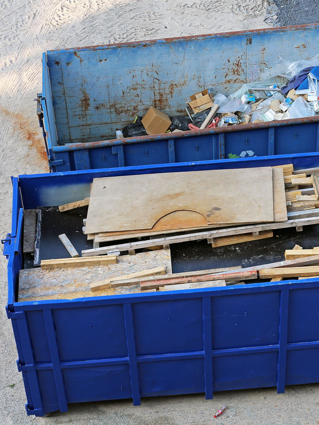 Deux bennes remplies d'ordures.