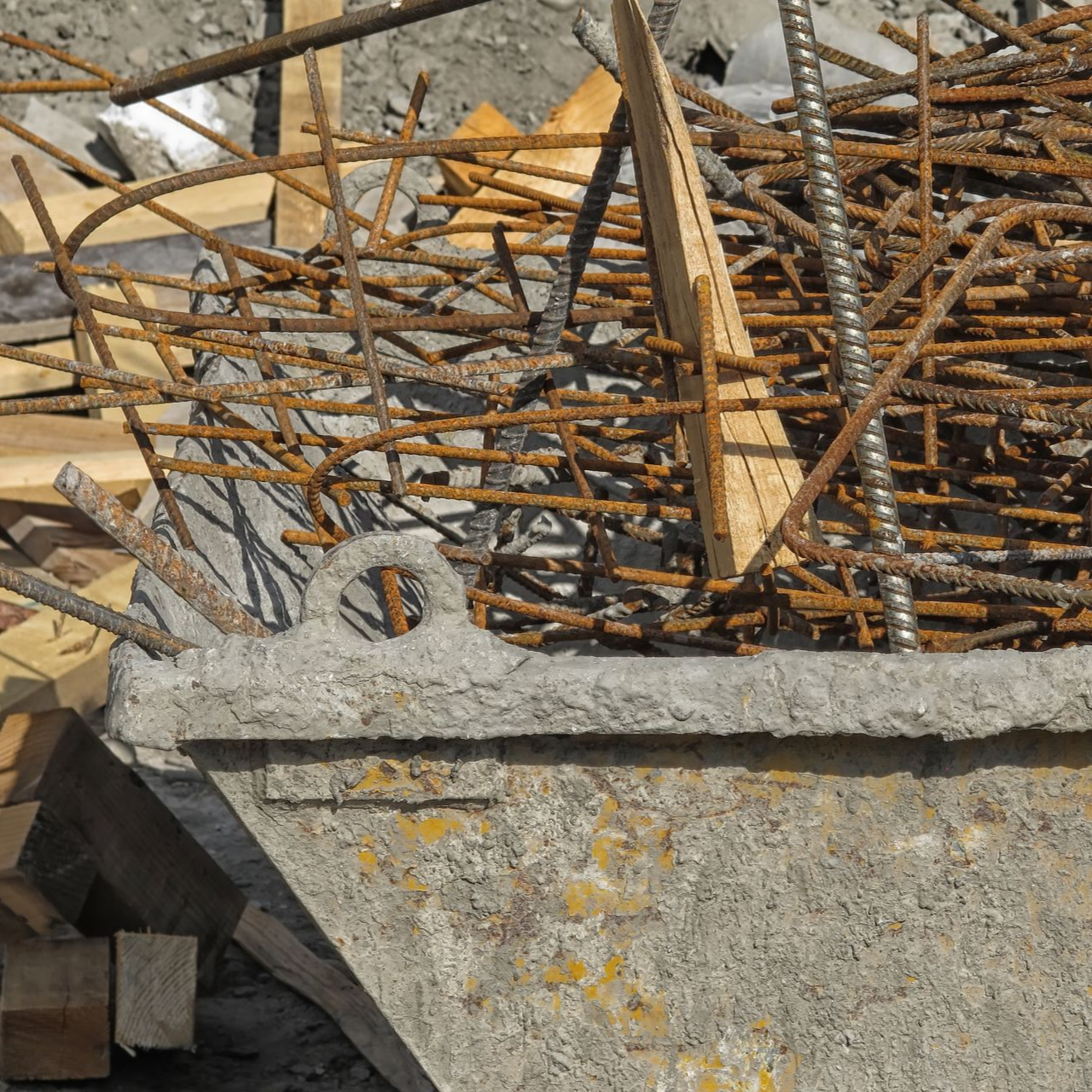 Des barres d'armature métalliques et des chutes de bois.