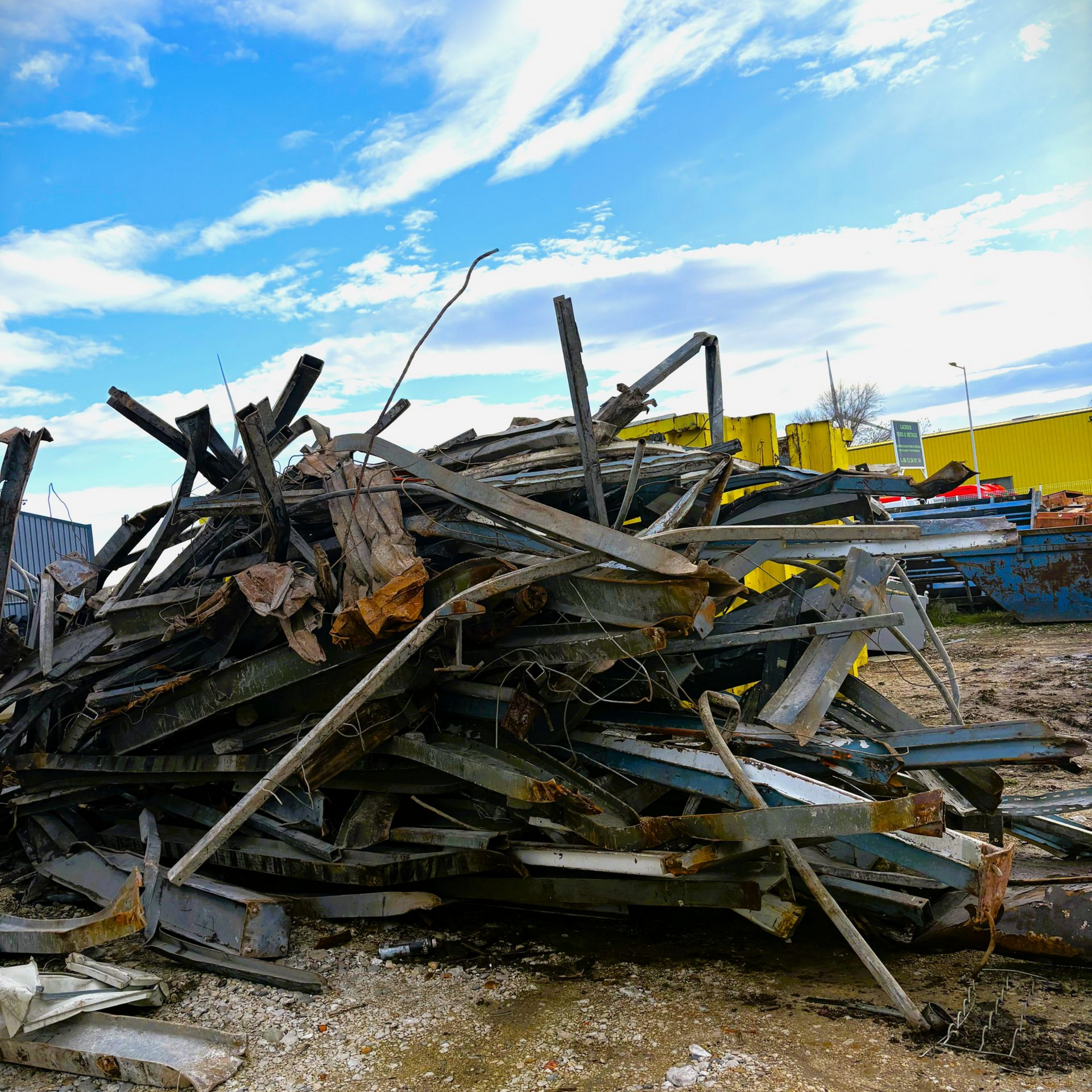 Un tas de ferraille avec des poutres rouillées.
