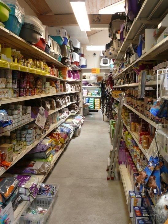 Ein sehr langer Gang in einer Tierhandlung mit vielen Produkten