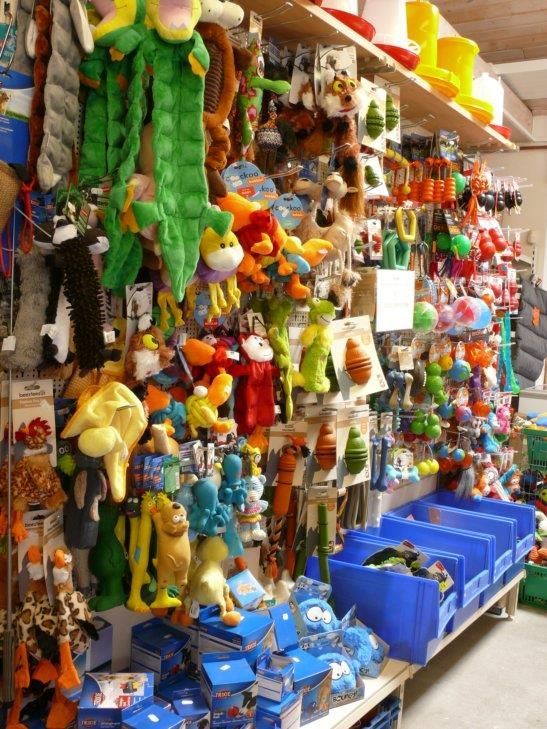 Ein Haufen Stofftiere hängen an einer Wand in einem Geschäft