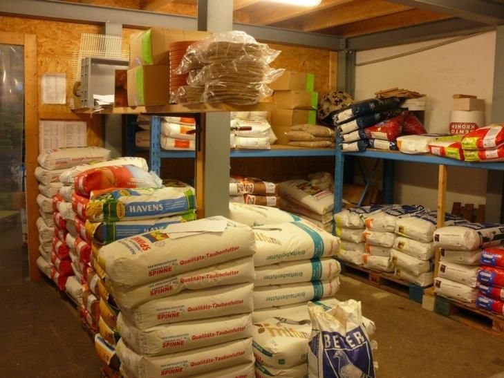 Ein Lager mit vielen Säcken, darunter einer mit der Aufschrift „kostenlos“
