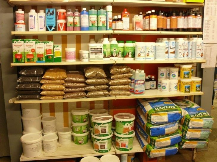 Ein Ladenregal voller Chemikalien aller Art