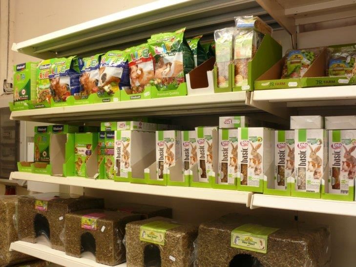 Ein Ladenregal mit einer Auswahl an Tierfutter