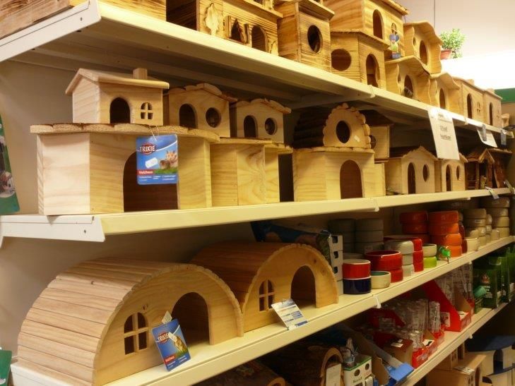 Ein Haufen Holzhäuser auf Regalen in einem Geschäft