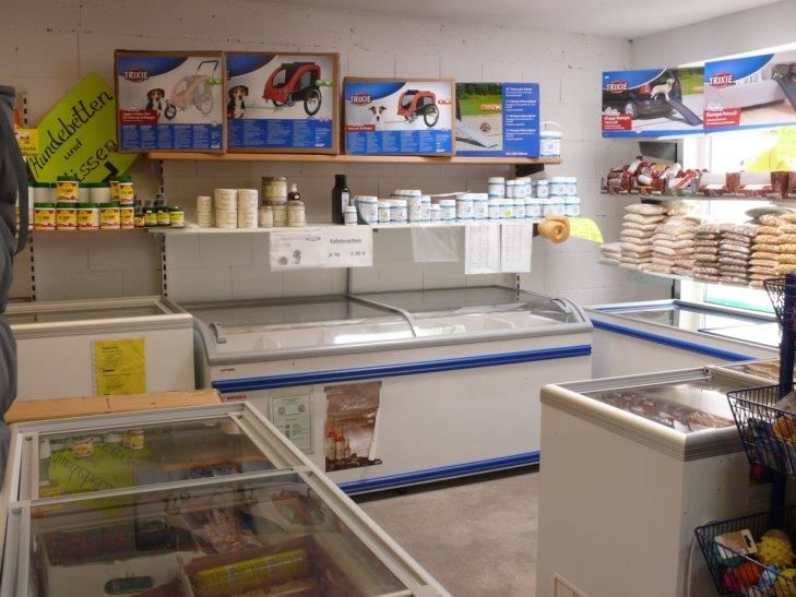 Eine Tiefkühlabteilung eines Ladens mit einem Schild mit der Aufschrift „Milchballen“ darauf