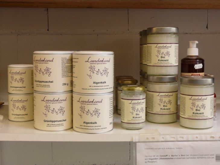 Ein Regal voller Gläser und Dosen mit Lindeland-Produkten