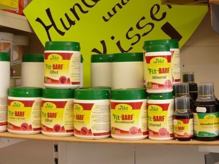 Ein Regal voller Flaschen mit Fit-Barf-Produkten