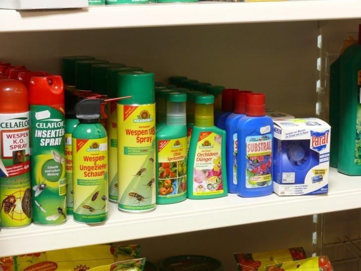 Ein Regal voller Flaschen mit Insektenspray