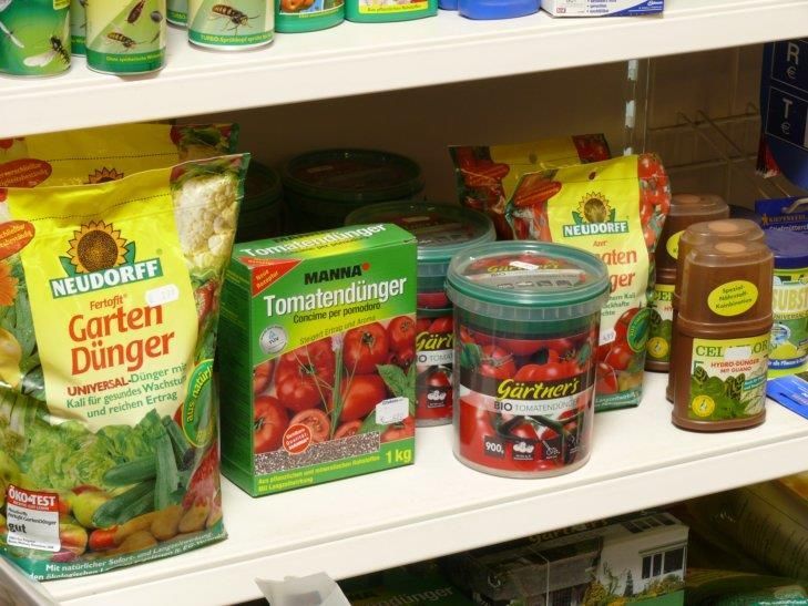 Ein Regal mit einer Tüte Neudorf Garten Dünger darauf