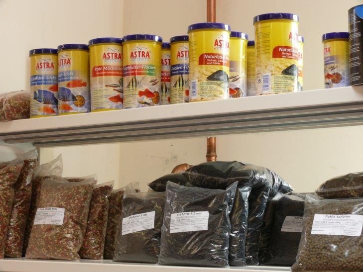 Ein Regal voller Dosen Astra Fischfutter