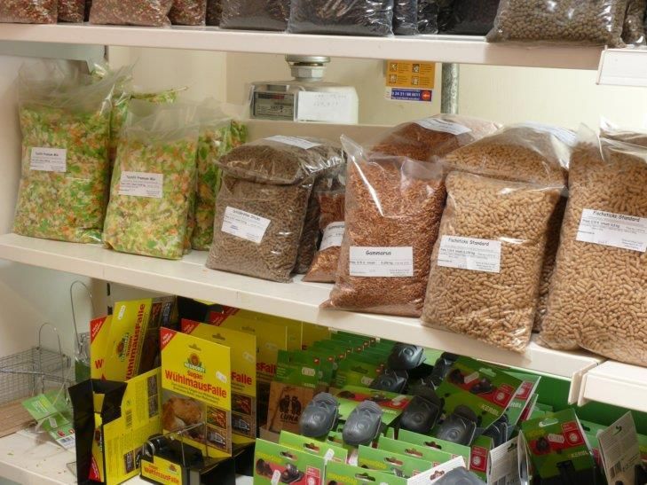 Ein Ladenregal voller Lebensmitteltüten