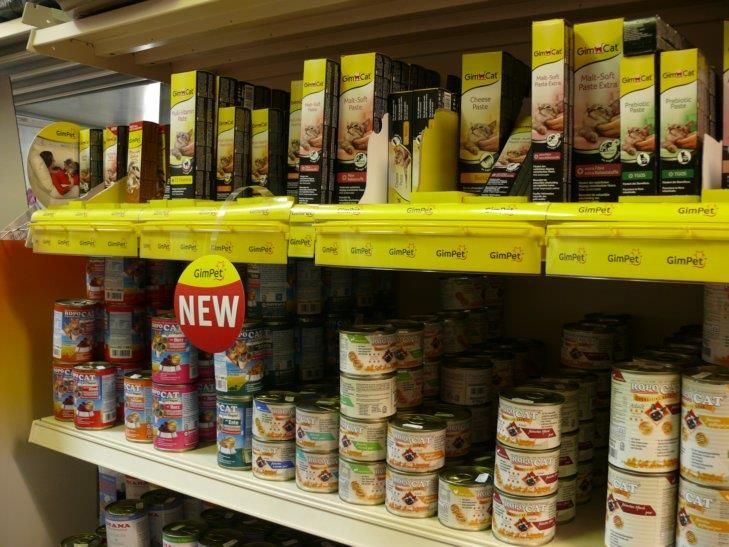 Ein Regal voller Konserven mit einem Schild mit der Aufschrift „Neu“