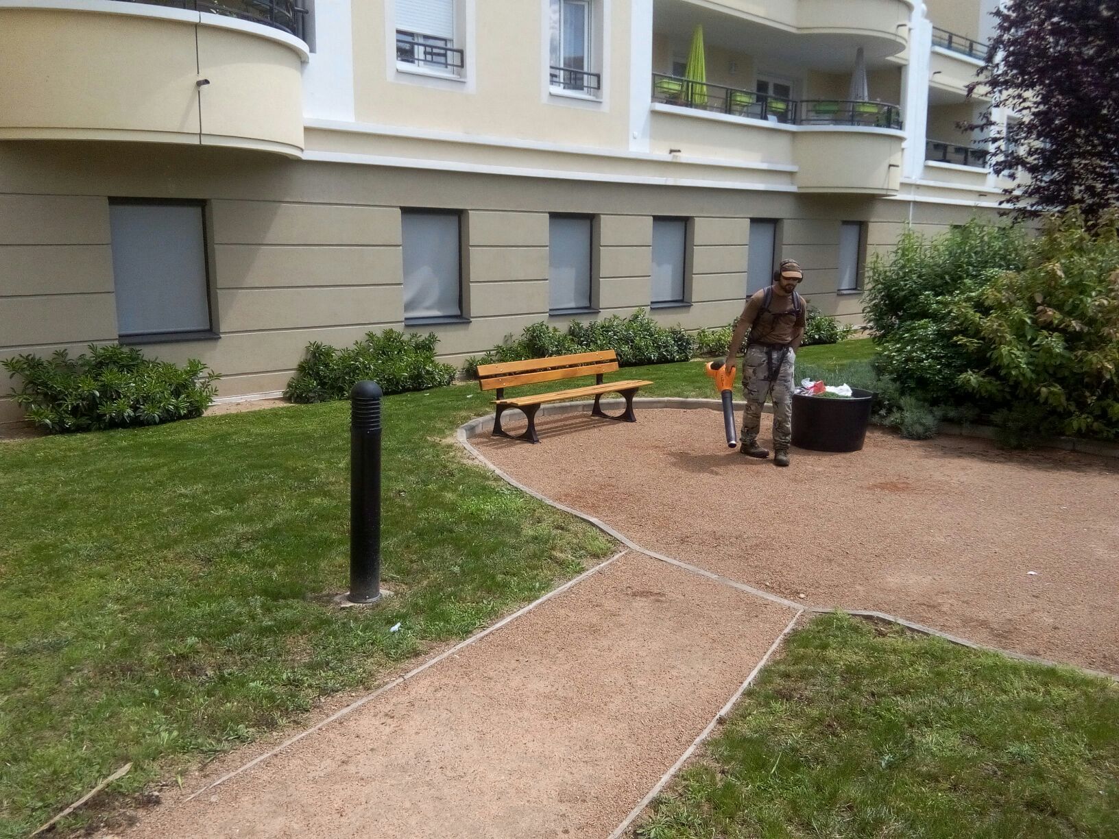 Homme s’occupe d’un espace vert