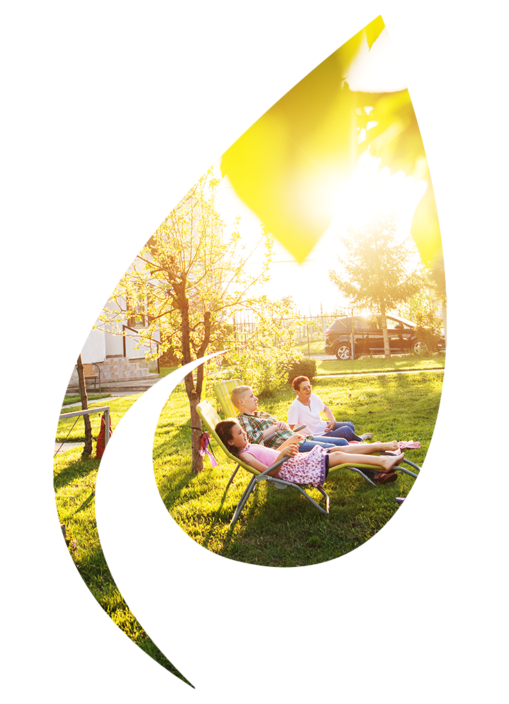 Une famille dans un jardin