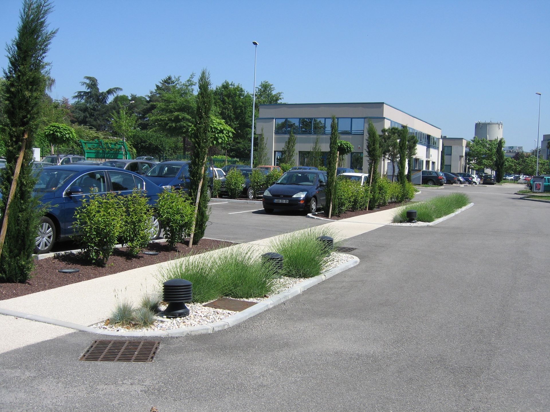 Parking avec espaces verts