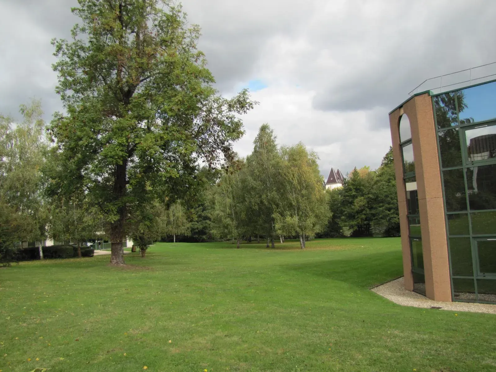 Parc avec gazon entretenu