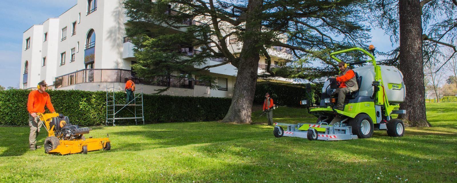 Deux hommes avec des machines d’entretien d’un jardin