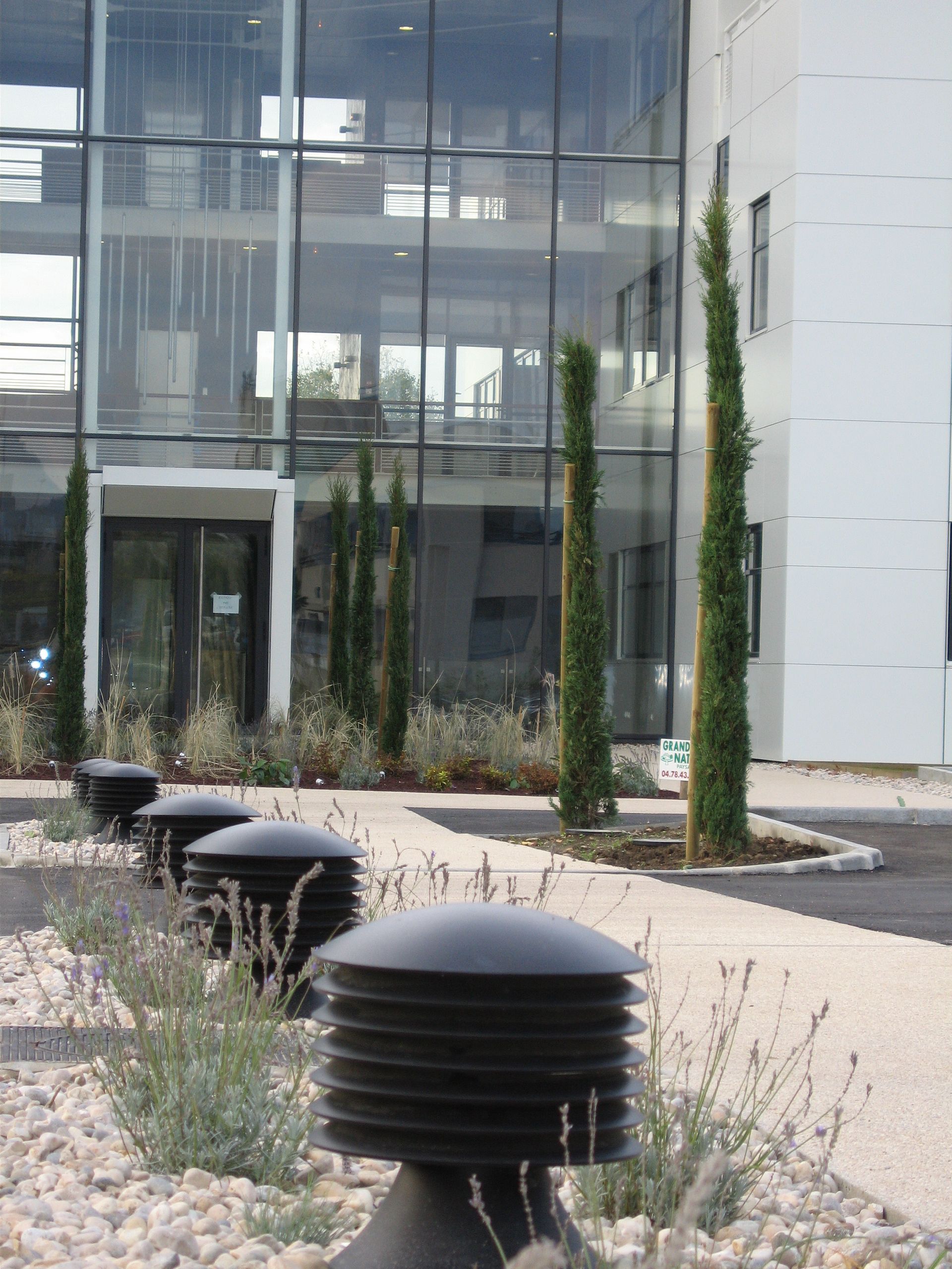 Parking  aménagé avec de la végétation