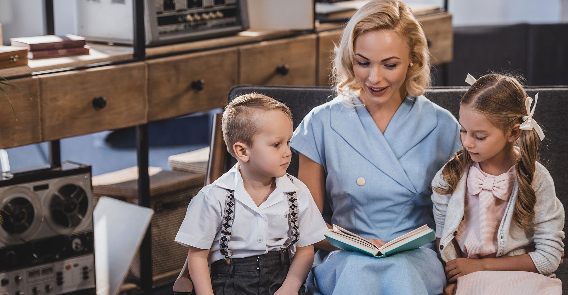 Frau mit Kind beim Friseur
