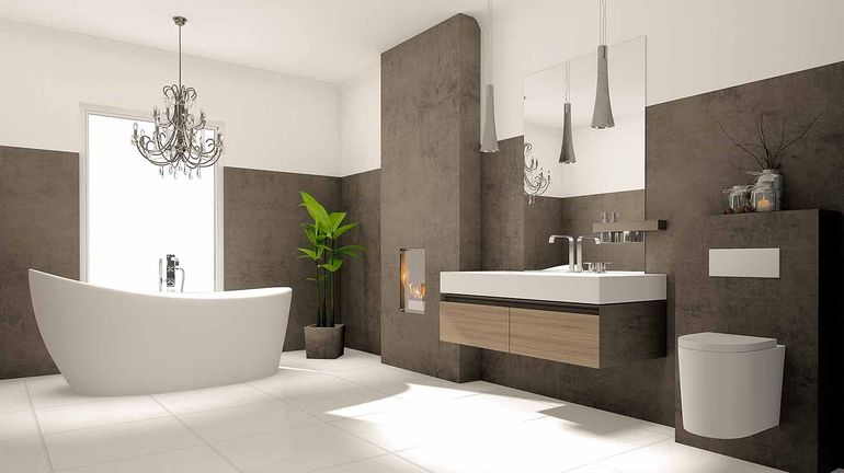 Ein Badezimmer mit Badewanne, Waschbecken, Toilette und Kronleuchter.