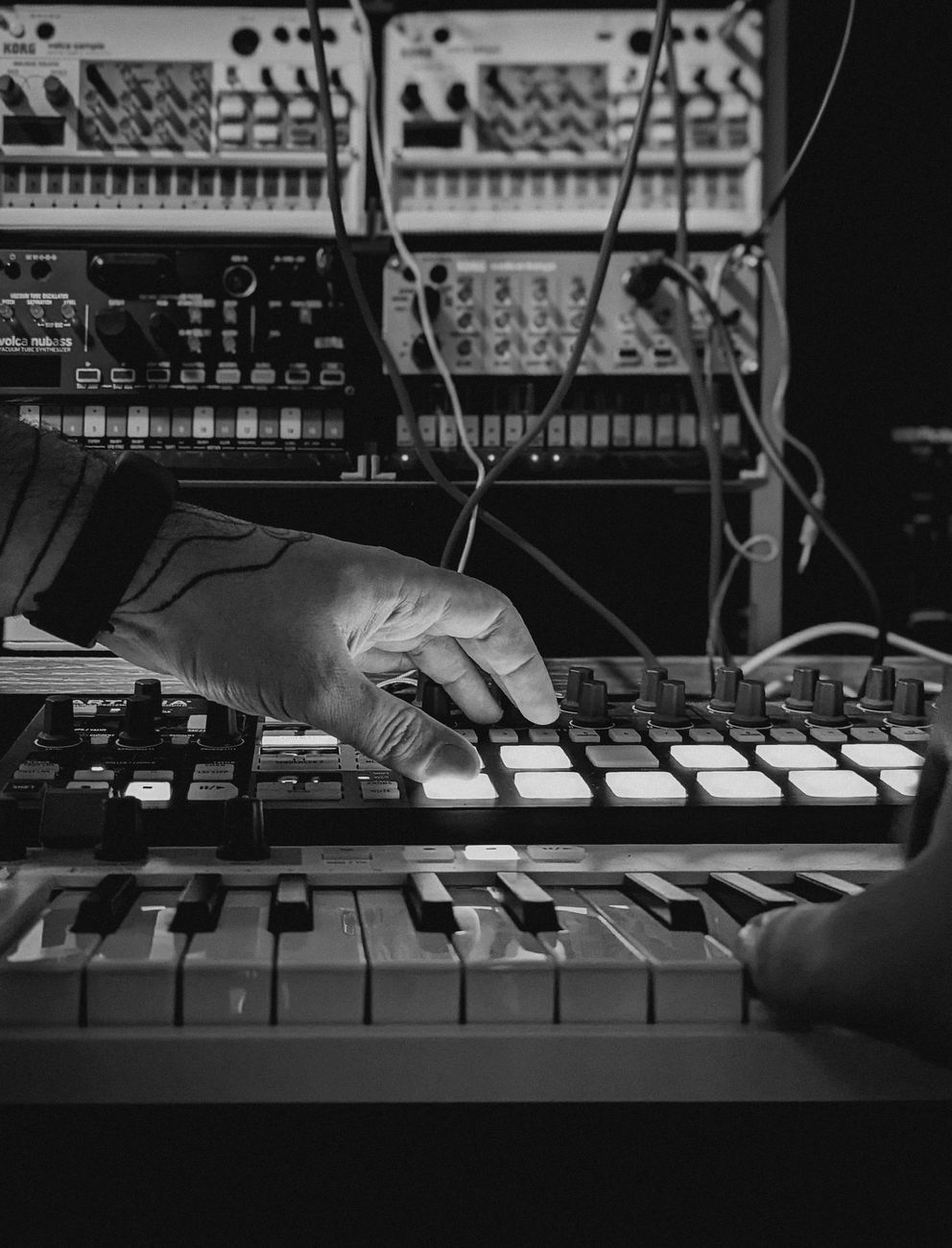 Una fotografía en blanco y negro de una persona tocando un teclado.