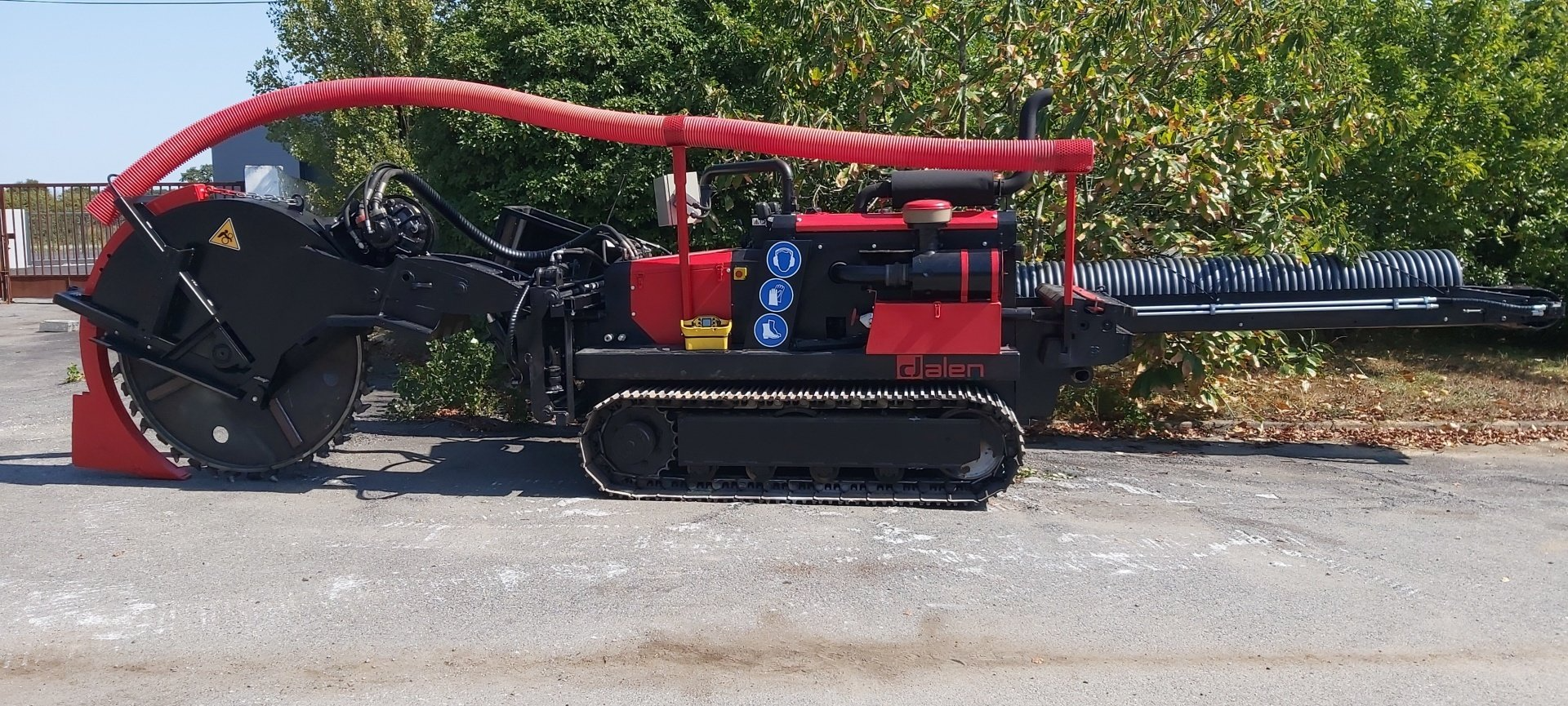 Machine de travaux publics rouge en attente sur une route