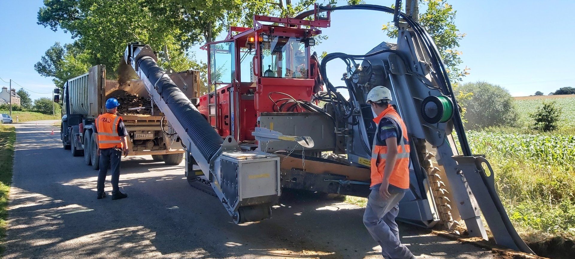 Trancheuse rouge Dalen en cours d'utilisation à l'extérieur