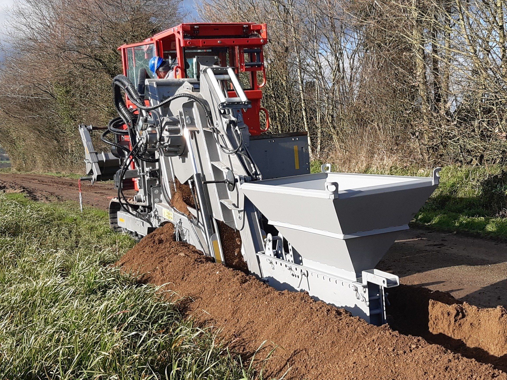 Machine de travaux publics blanche en action