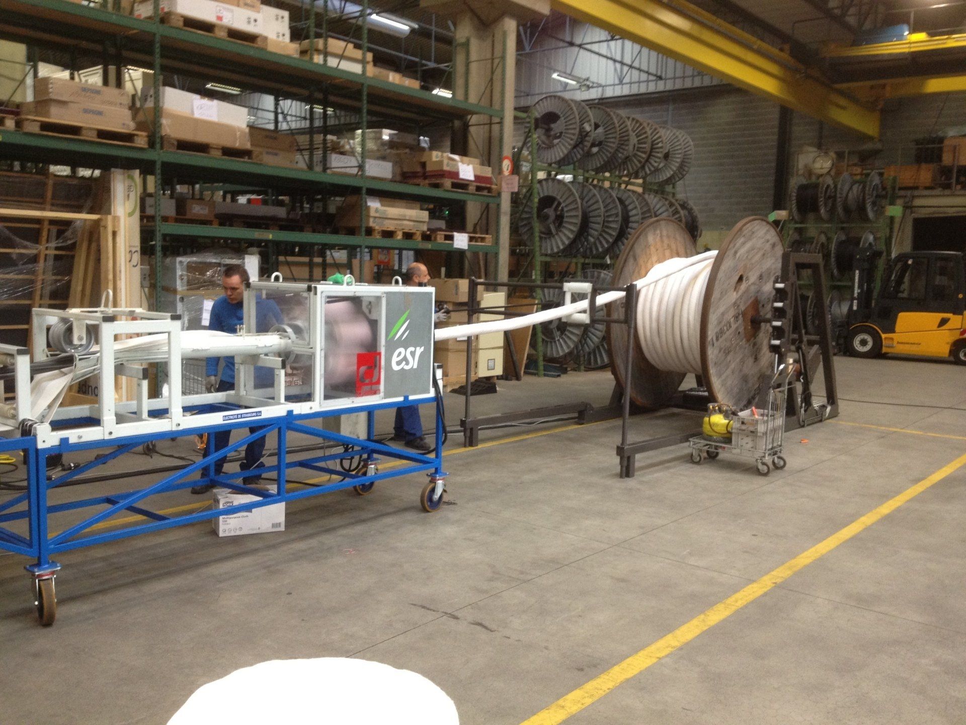 Rouleau de géotextile devant un support bleu et blanc 