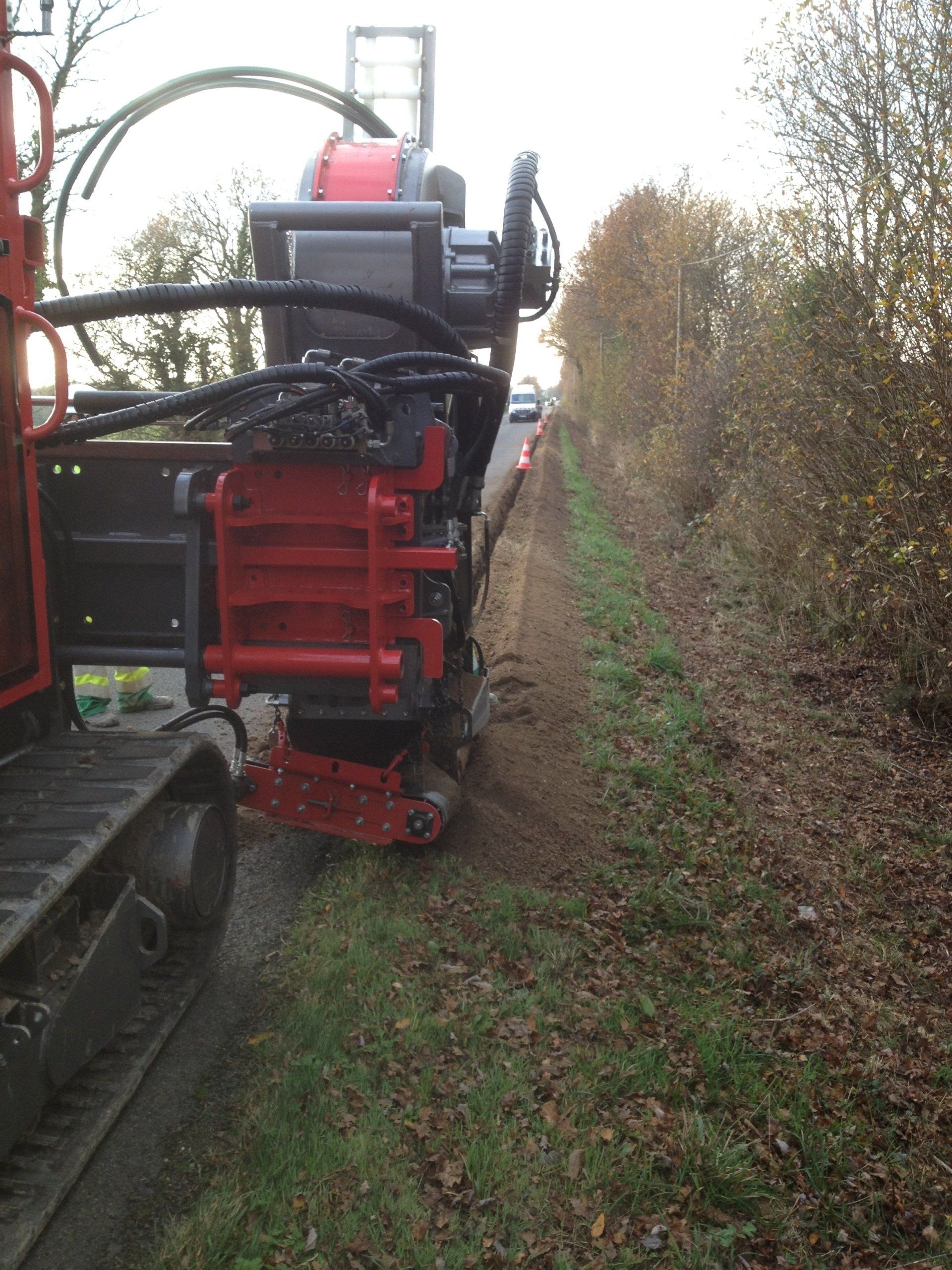 Trancheuse rouge en cours d'utilisation 