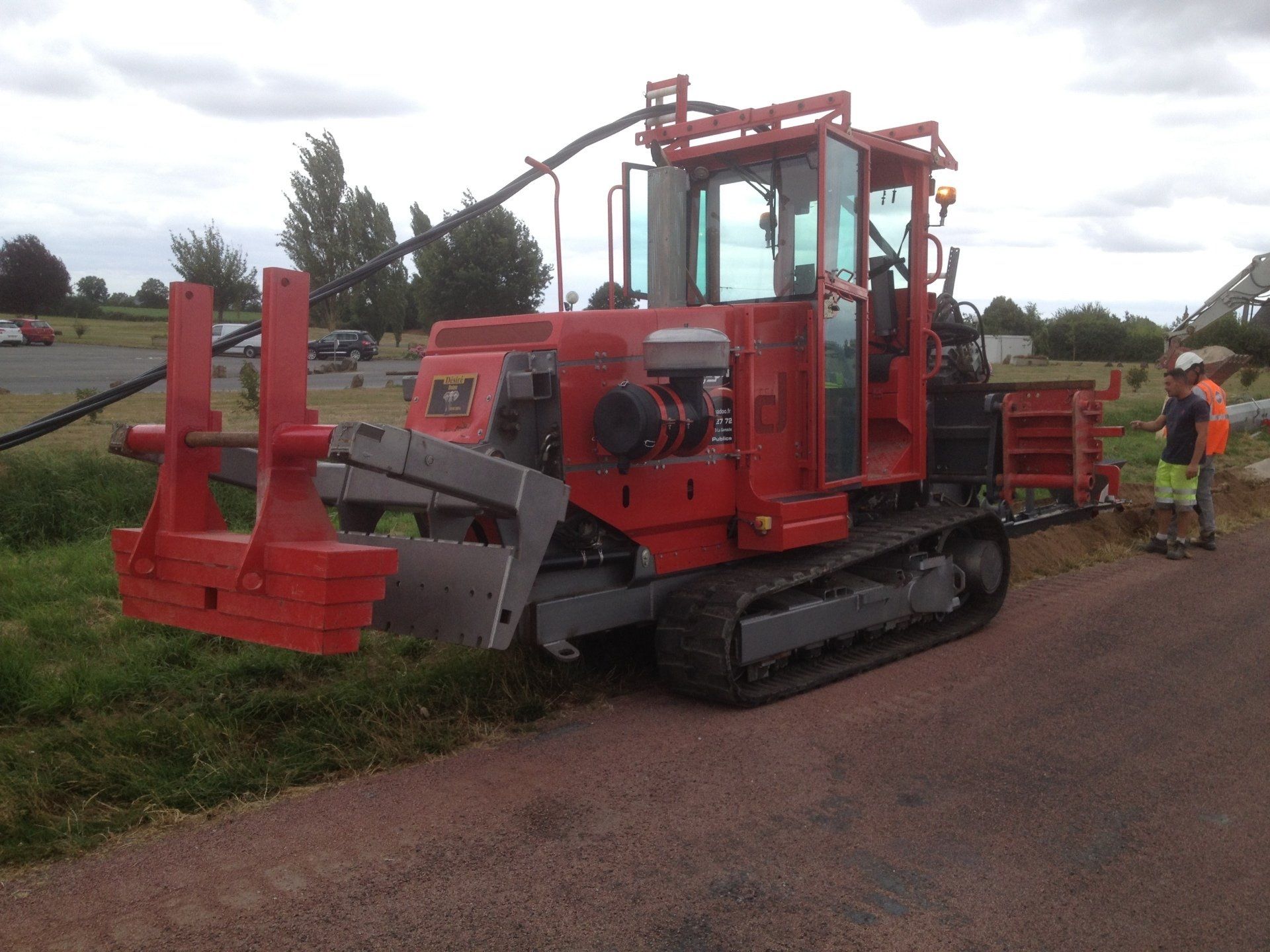 Machine trancheuse rouge en chantier