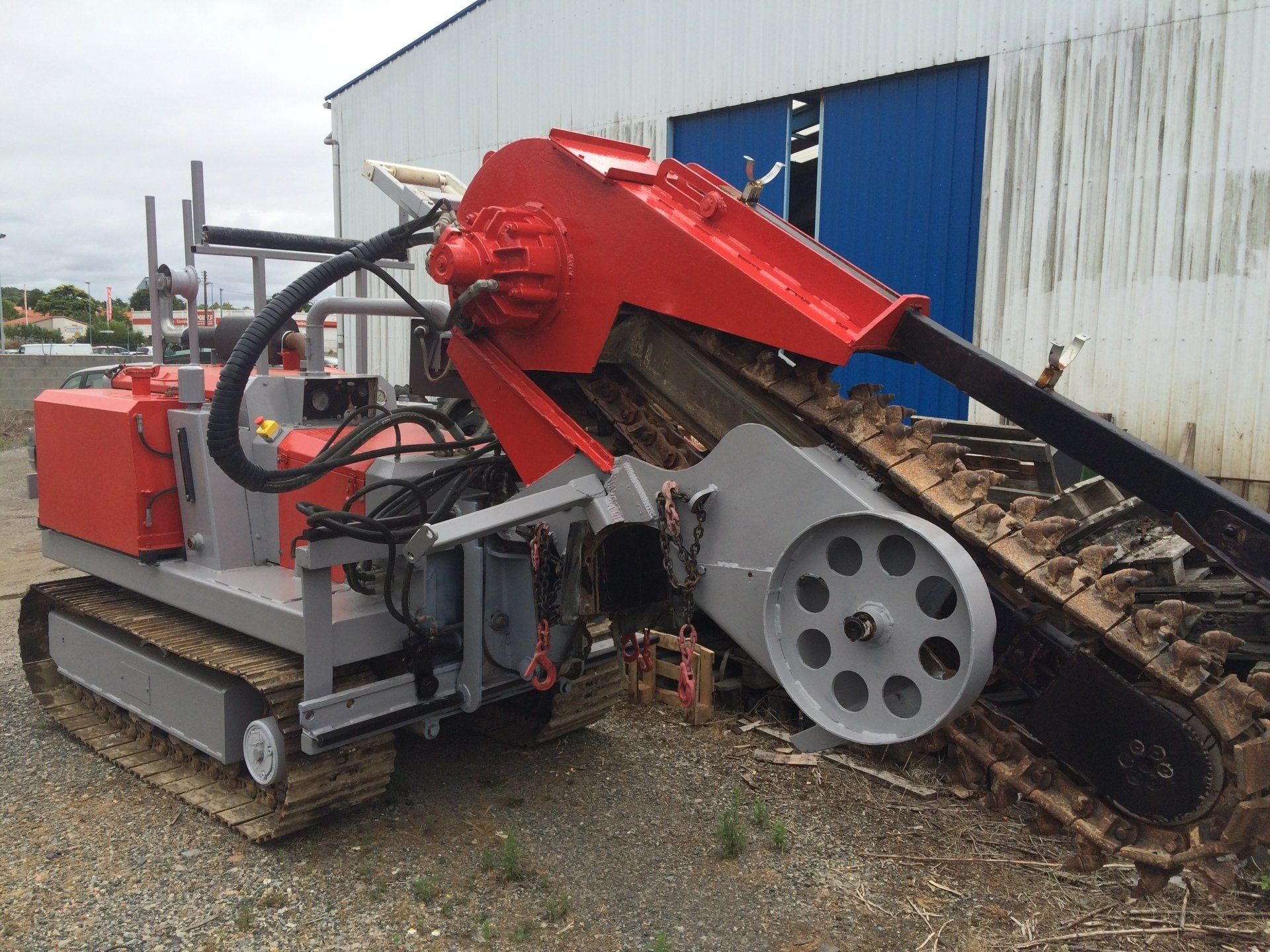 Machine de chantier rouge après sa rénovation 