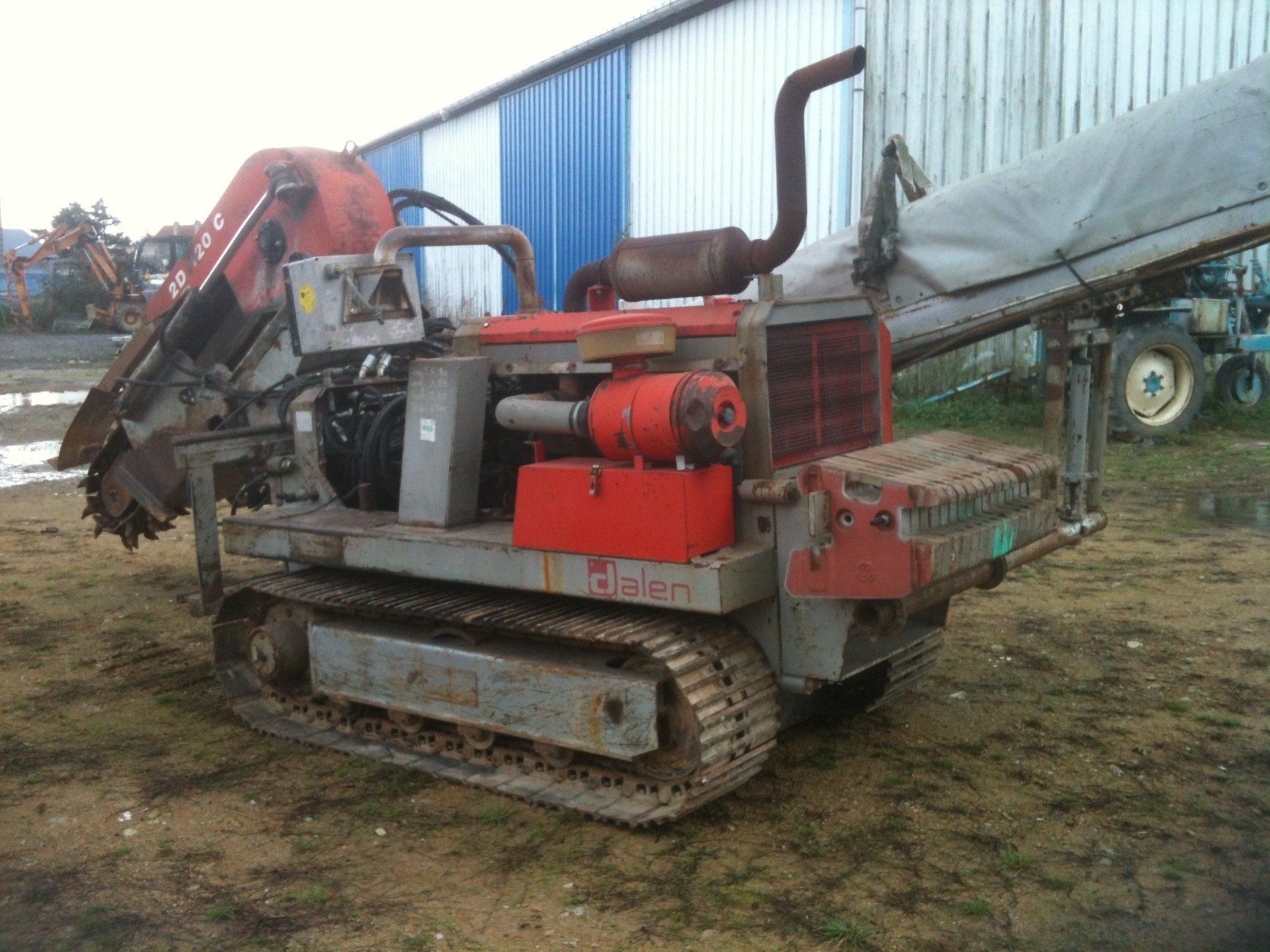 Machine de chantiers rouge au repos